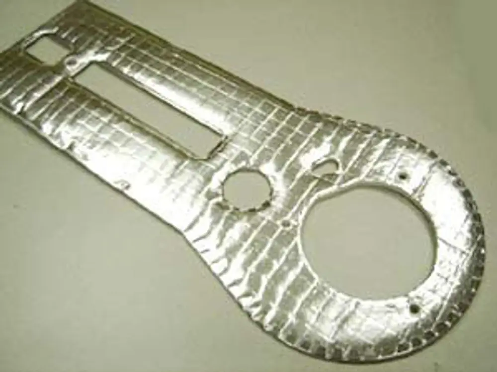 Isoliermaterial für Inspektionsdeckel, bearbeitet, mit mehreren Öffnungen und einer glatten Oberfläche. Geeignet für Anwendungen von Remeha.
